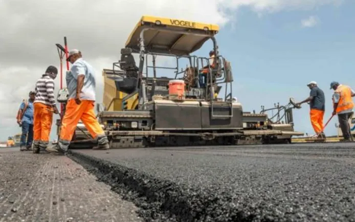 Nchini Kenya, mikataba inakatishwa na wakandarasi wanaowekwa kwenye orodha nyeusi kwa kuchelewesha utekelezaji wa miradi ya maji kiasi cha shilingi bilioni 45.5 za Kenya